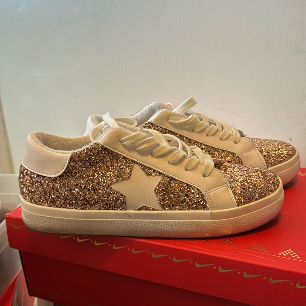 Steve Madden Rose Gold Glitter Sneaker size 9